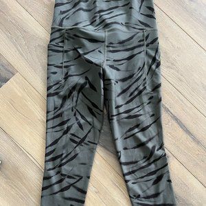 Athleta Salutation Stash Pocket Zebra 7/8 Leggings (Small)